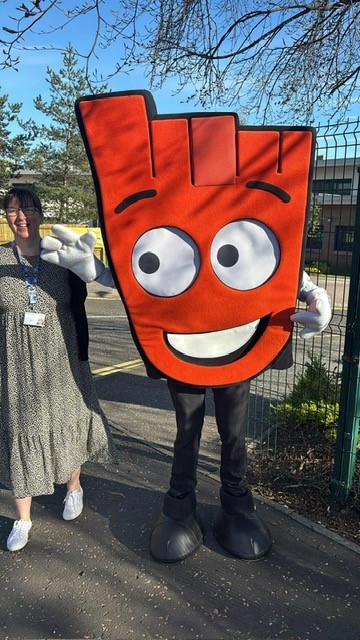 What a lovely way to start our Friday morning. Staff and families walked from Tesco to school to promote @LStreetsScot active travel. We had to look out for Stryder's missing socks along the way! Many thanks to all who joined us. #readyfortomorrow