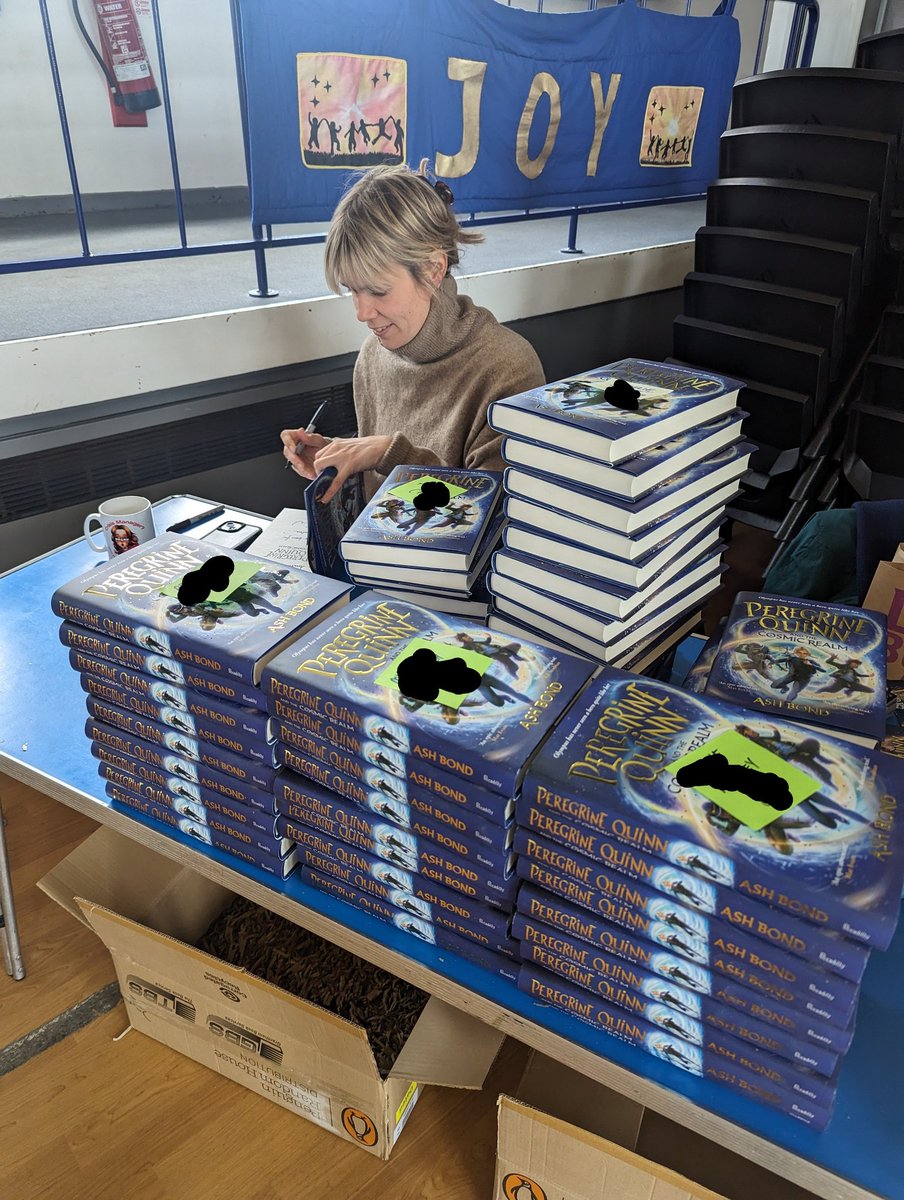 amberivatt's tweet image. Bernadette has arrived on the Peregrine Quinn and the Cosmic Realm tour @ashbwrites @piccadillypress 🪴💁♀️
An absolutely amazing event this morning @HuntingRavenBks