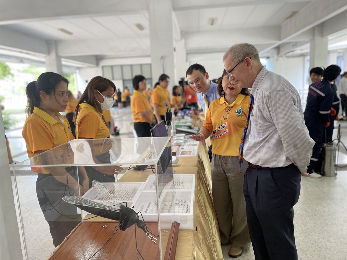 On #WorldMalariaDay, @USAIDAsia Mission Director Steve Olive joined @ddc_riskcom to congratulate 49 🇹🇭 provinces for being verified as malaria-free. Through @PMIgov, we proudly support the Thai govt. & partners to accelerate the fight against malaria for a more equitable 🌎.