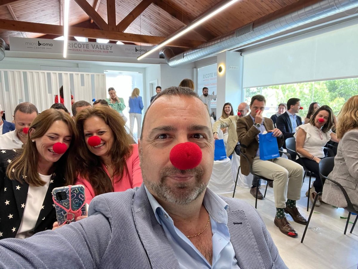 “La sonrisa es parte del uniforme que me pongo todos los días“

Nuestro CEO, JUAN JOSE CAMPILLO RUIZ, participó el pasado jueves en un Tallar de Risoterapia organizado por la Asociación de Directivos de la Región de Murcia - ADIMUR.