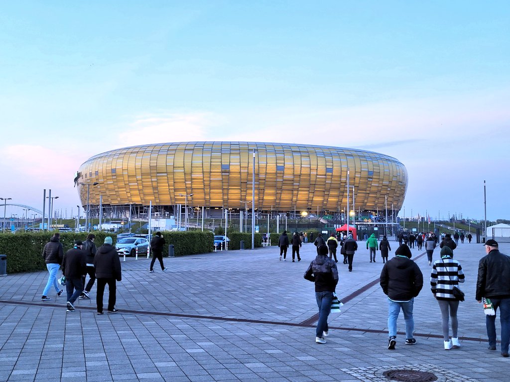 3/12 Lechie má moderní stadion, který vznikl pro Euro 2012 🏟 Hrálo se zde také finále Evropské ligy 2020/2021. Pojme více než 43 tisíc diváků, návštěva na utkání ale byla daleko skromnější: odhadem 8 tisíc fanoušků (oficiální údaj nebyl oznámen).