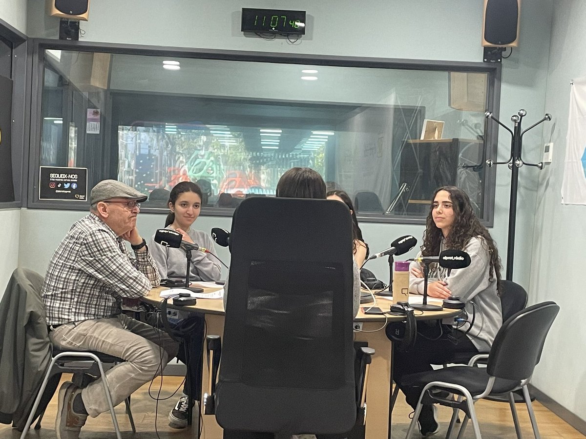 InsEstanyR's tweet photo. Alumnes guanyadores del concurs literari de #Tintablava parlen avui a @elpratradio sobre escriure quan ets jove. https://t.co/gjlX8SoVhq