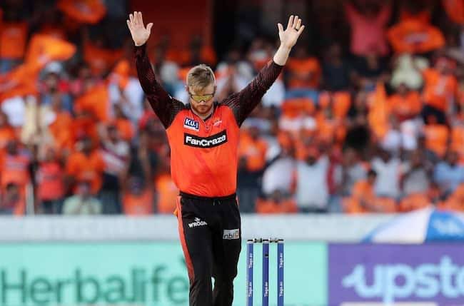 Glenn phillips can bat well in spinning & slow tracks too
Can give 2-3 overs with ball , performed so well in recent WC on Indian tracks
Plus a terrific fielder ❤️‍🔥
Plz consider him for the next match against CSK @SunRisers @patcummins30 
TIME to unleash the BEAST🔥💪

#SRHvsCSK