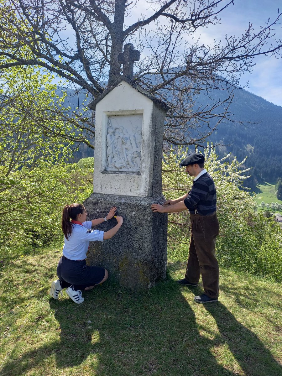 Grâce à l’aide précieuse des #guidesdeurope de #Genève, notre antenne de #hautesavoie a pu nettoyer un chemin de #croix. 🇫🇷 🤝🏻🇨🇭

Merci à toutes ces personnes qui viennent prêter main forte à nos antennes le temps d’un weekend. 🫶🏻

#soscalvaires #France #Patrimoine