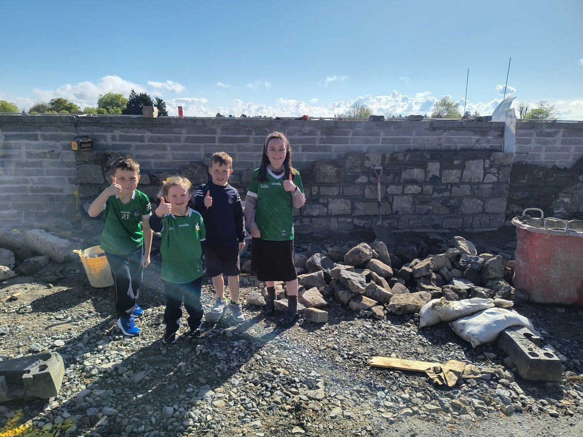 Scoil Íde Representatives met with stonemason Mark who is working on @LimerickCouncil Mill Road Active Travel Scheme. Our reps are happy to report that the issue has been resolved. 🟢⚪🟢⚪ @LimerickCLG