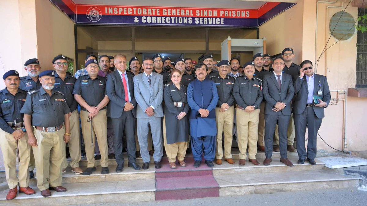 Sindh Prisons Minister @HajiAliHassanZ held a meeting with Prisons Department officers at IG Office, Karachi. Senior officials, including IG Prisons Qazi Nazeer Ahmed and others, were also present. Sindh Minister emphasized the importance of respecting prisoners' human rights.