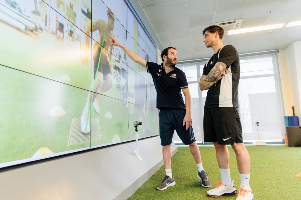 🧠💪 Personalized neuromotor training in our Green Room: real-time feedback via videowall 📹 corrects movements. Integrated video analysis and force platform optimize strategies for each patient. 🎥🏃📊 #isokineticmilano