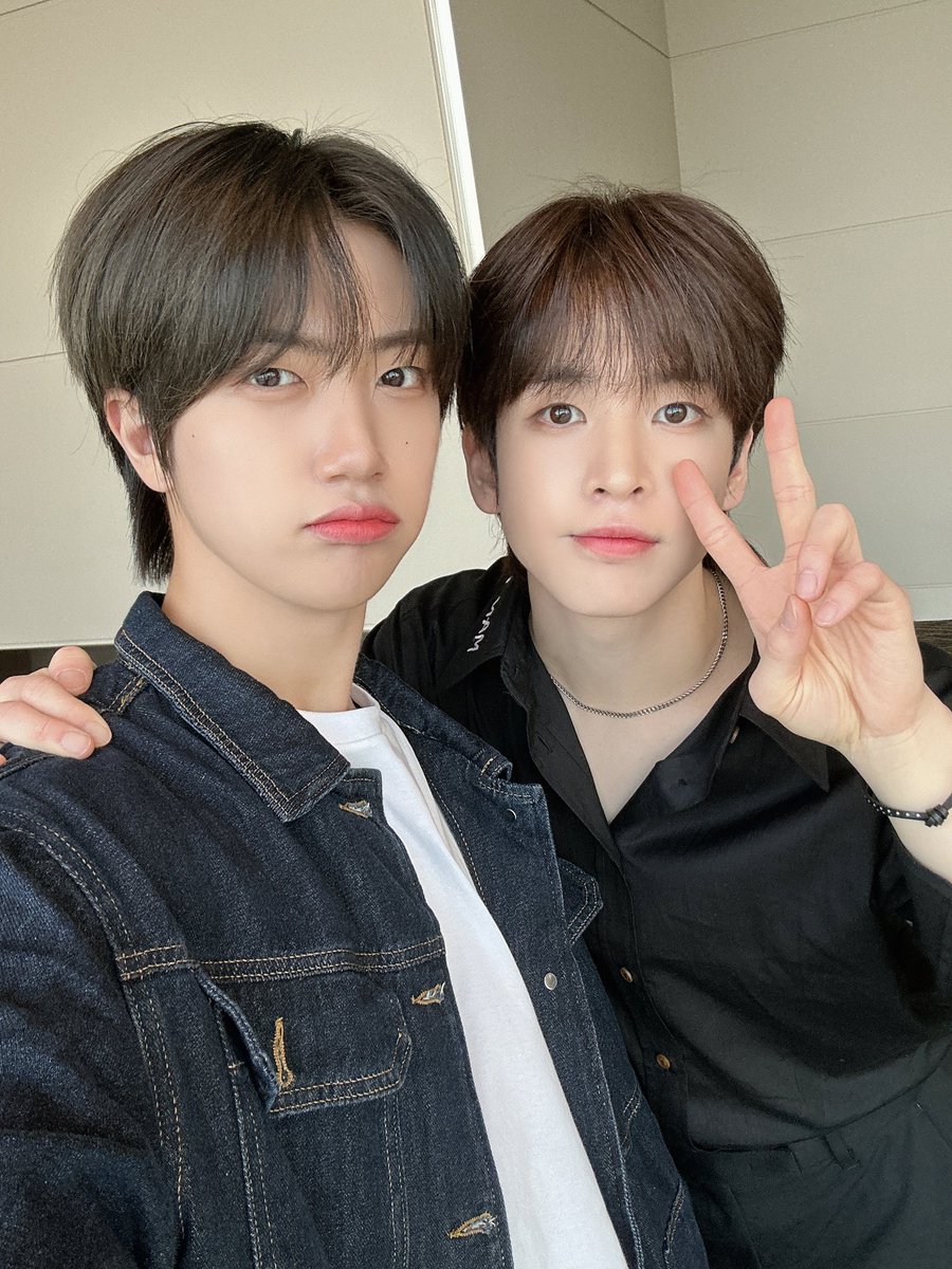 CRAVITY_twt's tweet photo. 우리 황제펭귄 앨런형 생일이니까 황제축하해여😚 
#원진 #앨런
#HAPPYALLENDAY
#EVERSHINING_ALLEN_DAY https://t.co/xLgZzq8vQp