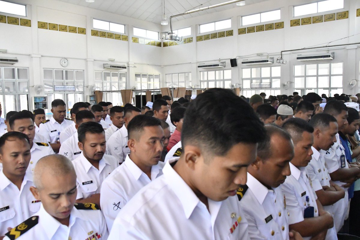 Majlis Bacaan Yasin, Tahlil dan Khutbah Khas sempena Hari TLDM Ke-90 di Surau Al-Amin. Usai Solat Jumaat, Solat Jenazah Ghaib dilaksanakan buat wira dan wirawati negara yang terkorban dalam tragedi helikopter TLDM terhempas

@tldm_rasmi
@MPA_Barat

#BersatuBersediaBerjaya
#3B4one