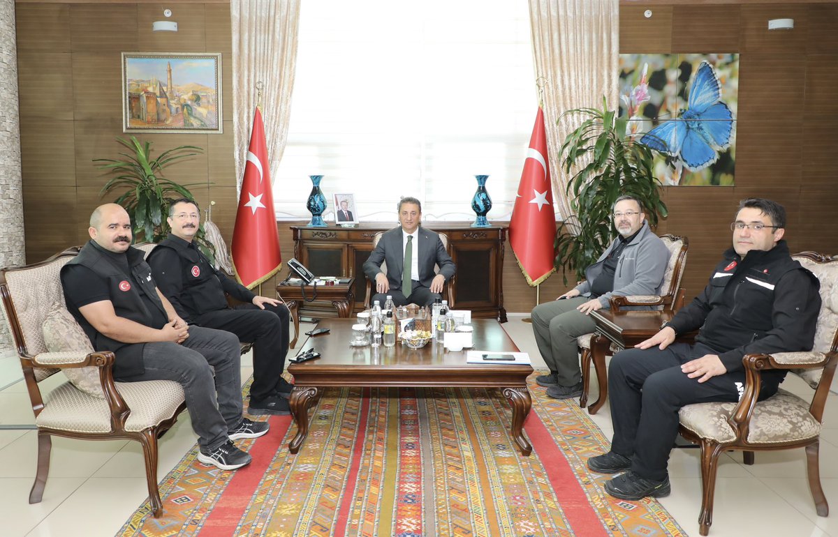 Bitlis Valiliği (@bitlisvaliligi) on Twitter photo Afet ve Acil Durum Yönetimi Başkanlığı (AFAD) Daire Başkanılarımız Abdulkadir Tezcan ve Prof. Dr. Aykut Akgün, Valimiz Sayın <a href="/Valikaraomer/">Erol KARAÖMEROĞLU</a> 'nu ziyaret etti. Afet ve Acil Durum Yönetimi Başkanlığı (AFAD) Daire Başkanılarımız Abdulkadir Tezcan ve Prof. Dr. Aykut Akgün, Valimiz Sayın <a href="/Valikaraomer/">Erol KARAÖMEROĞLU</a> 'nu ziyaret etti.