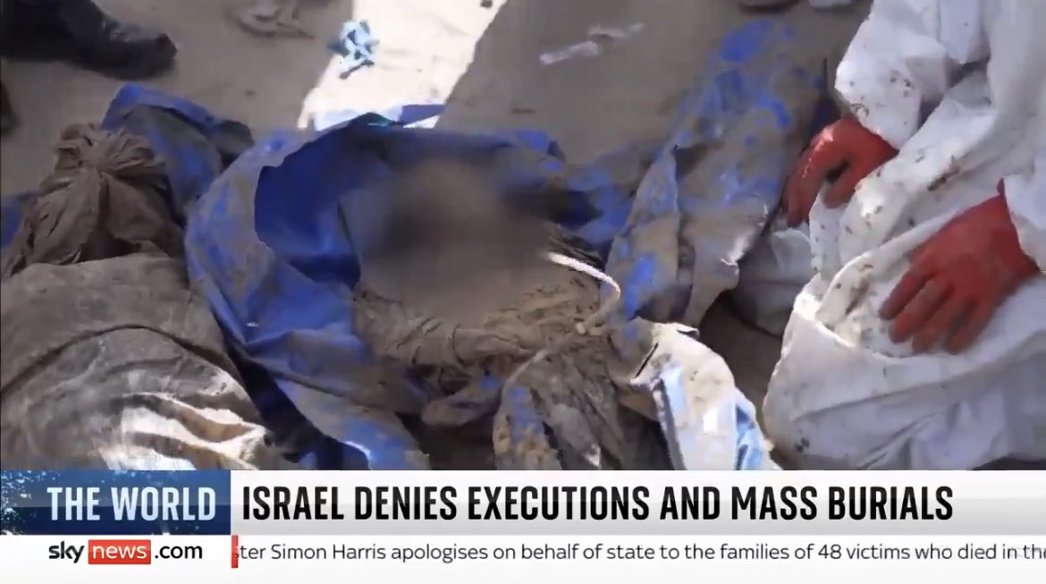 The corpse of a Palestinian unearthed from the mass grave in Nasser Hospital’s courtyard bound w/ a zip-tie.

While it’s true Palestinians dug graves in the courtyard in Jan/Feb, the IDF certainly dug up the graves in Feb.

Islamic burial requires removal of such a zip-tie.
🧵
1/