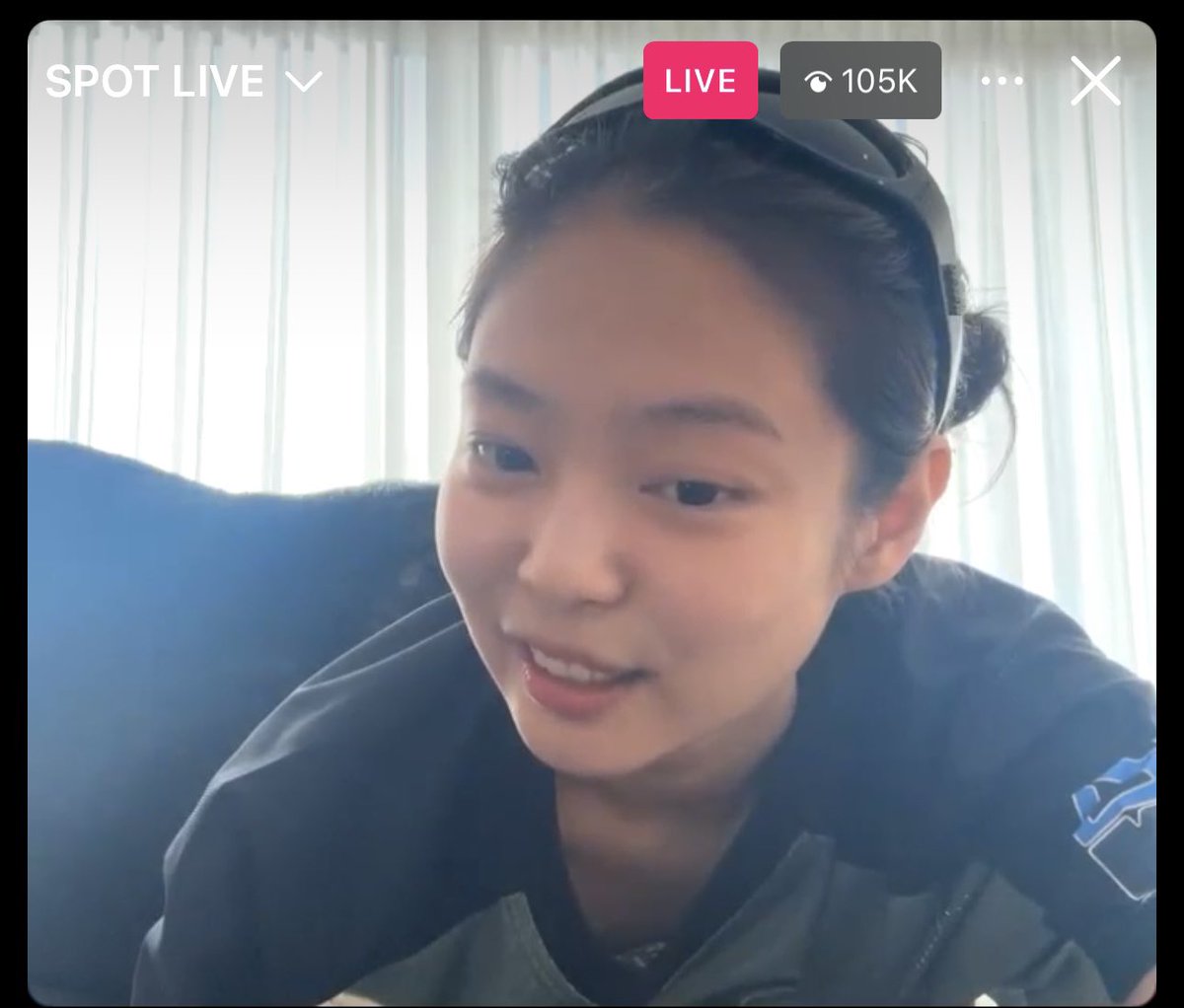 jnksxst's tweet photo. The way I had to double-check the account to confirm that Lisa is watching Jennie’s live with us because this is once in a blue moon happening😩 https://t.co/LyVC4bgM9W