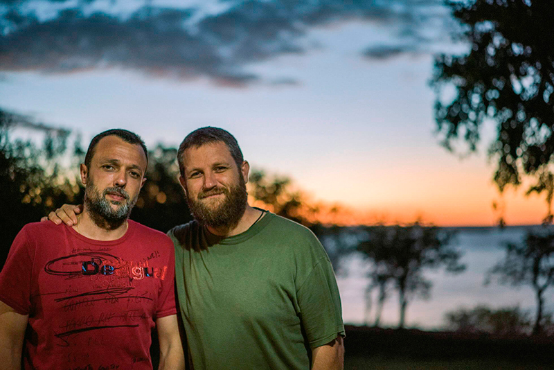 Ahora estaríamos jugando a entender lo que pasa. Mañana harías unas pochas y de postre habría gominolas. Tres años ya y no hay día que no te eche de menos. Abrazo enorme a todos los que querían a David Beriain y Roberto Fraile. La foto, del gran @Sergiocarofoto