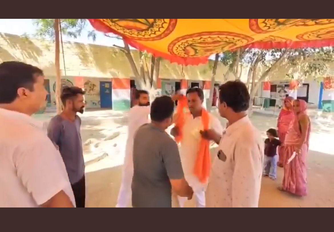 ChandanSharmaG's tweet photo. जो लोग वोटिंग के दौरान भगवा गमछा उतरवा रहें हैं यदि वह एक बाप की औलाद हैं तो किसी मुस्लिम का टोपी या फिर बुर्का उतरवा कर देखें, फिर माना जाएगा कि वह कितने न्याय प्रिय है तथा सबको एक समान मानते हैं।

बोलो हैं औकात.?
तुम सिर्फ अपने हिन्दुओं पर ही दादागिरी दिखा सकते हो क्योंकि हिन्दू तुम्हें अपना भाई मानता है।