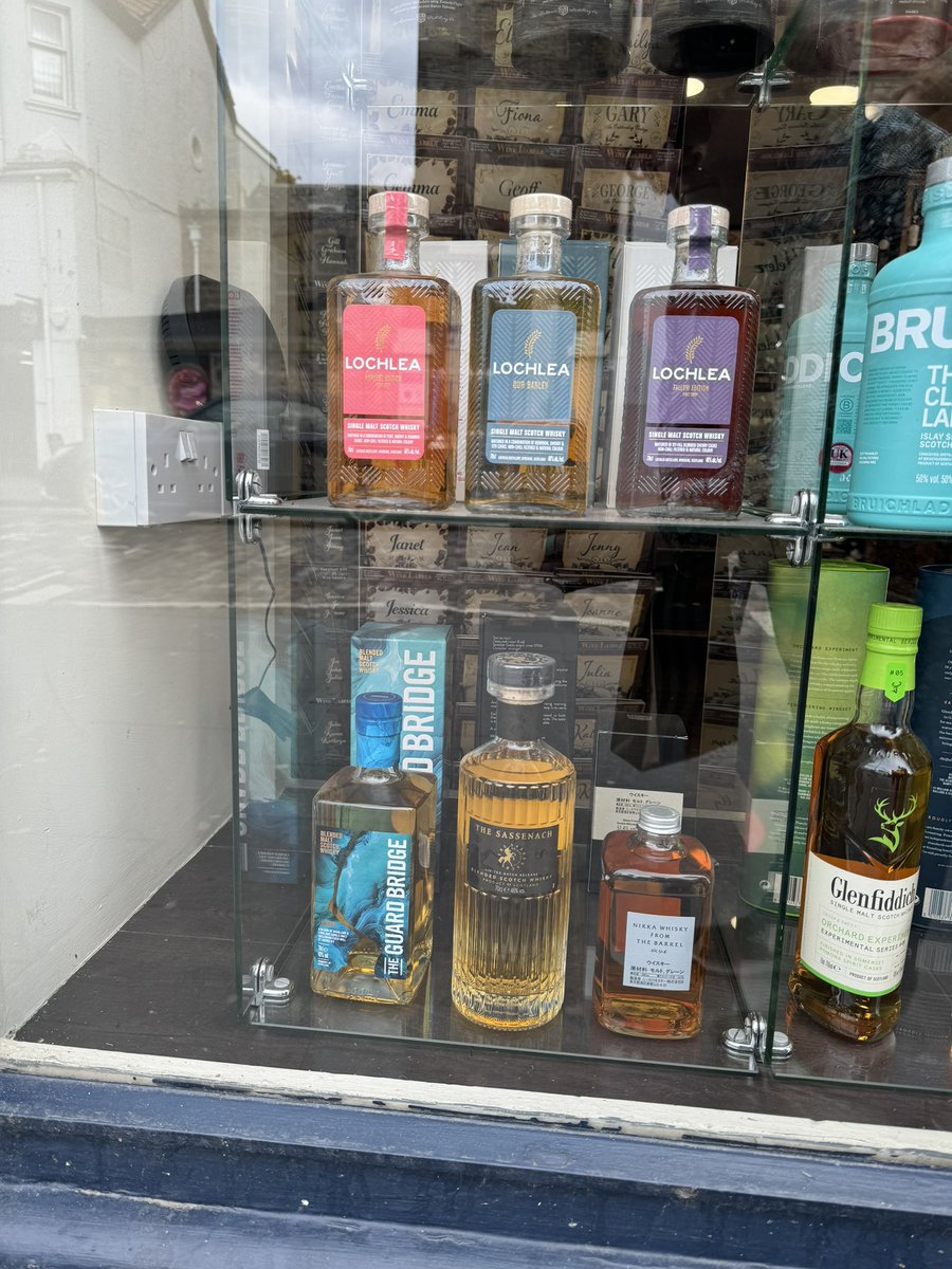 @InverOutlanders @TheWhiskyShop @SamHeughan @SassenachSpirit @Writer_DG @GlencairnStudio Spotted in St Andrews in Fife! #Sassenach #whisky #Outlander #Clanlands
