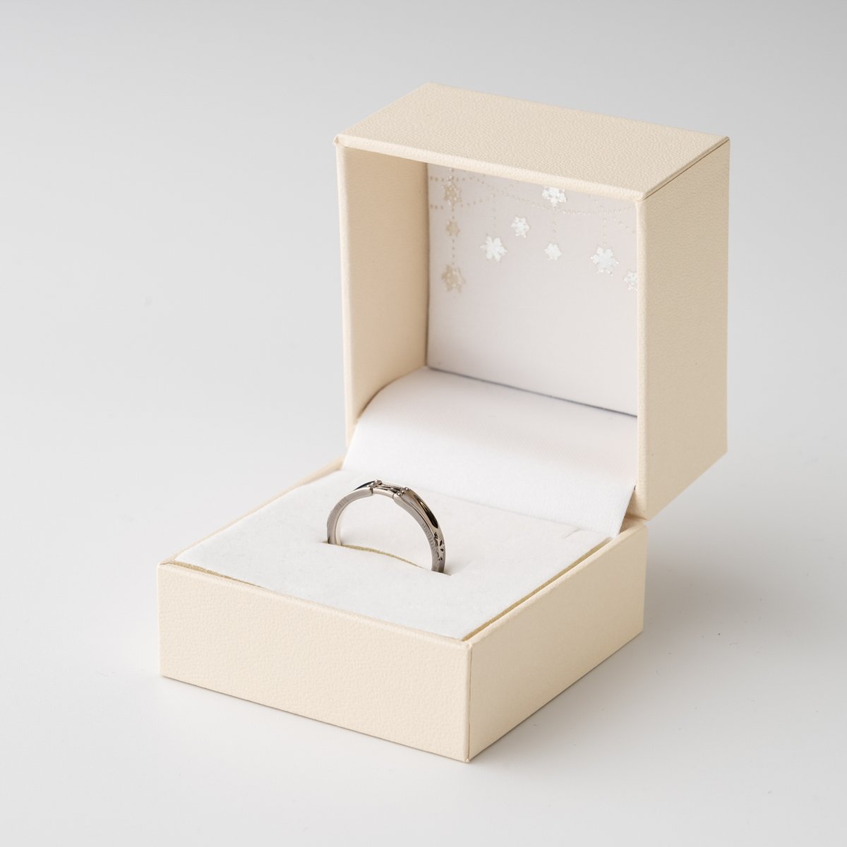 ⋱ #WHITEALBUM2 ⋰ 特製ジュエリーケースでお届け