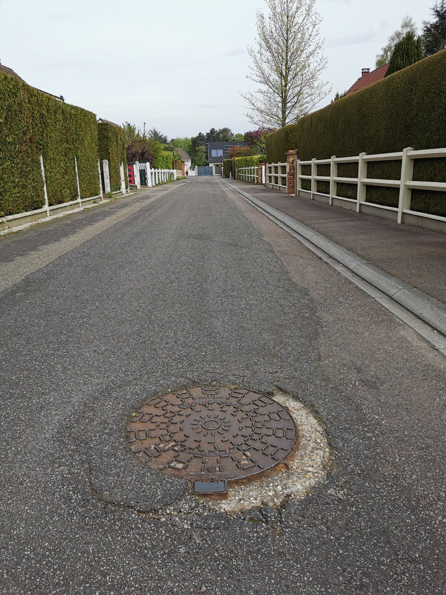 TTamarelle's tweet photo. Plusieurs lettres des riverains adressées au Maire du Mesnil-Esnard mais pas de réponse concernant la chaussée dégradée square Paul Verlaine au niveau de chaque bouche d'égout. Évitons d'attendre un accident de vélo ou autre, merci. @MetropoleRouenN https://t.co/EnhxN2bnoa