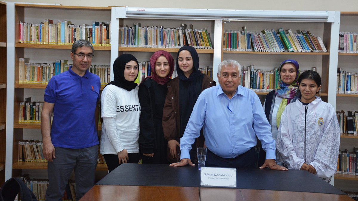 Kütüphane Söyleşileri’nin bu haftaki konuğu Tiyatro Yönetmeni – Yazar Salman Kapanoğlu oldu.✍️🏻 Necip Fazıl Kısakürek Halk Kütüphanesi’nde düzenlenen söyleşide Salman Kapanoğlu, kitabın toplumdaki yeri ve önemini anlattı.