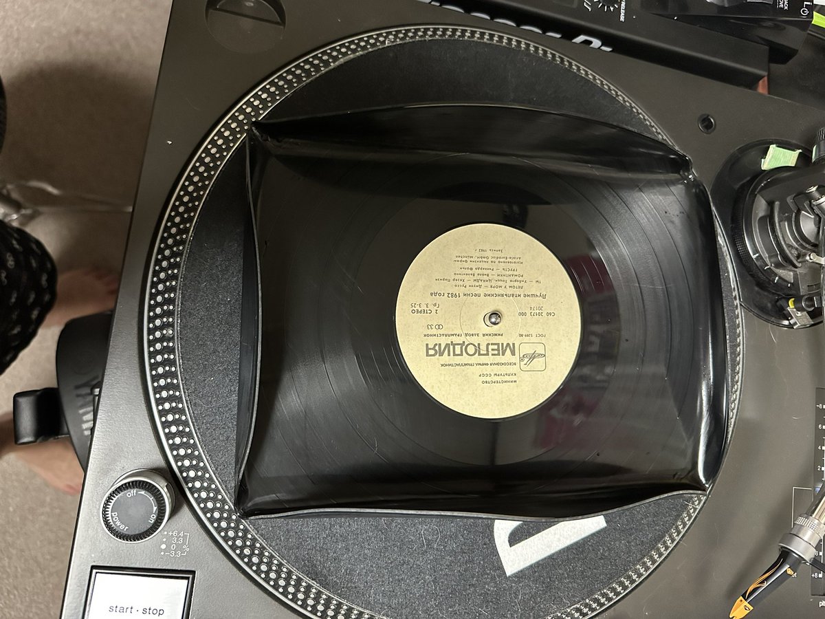 dj_yoppa's tweet photo. 傷だらけのアナログレコードを再利用してみたくて考えた！
1枚目コンロ直火で加工…汚いな
2枚目熱湯で加工、まあいいかな
3枚目ペン入れになるかも https://t.co/FYI6FlpAs9