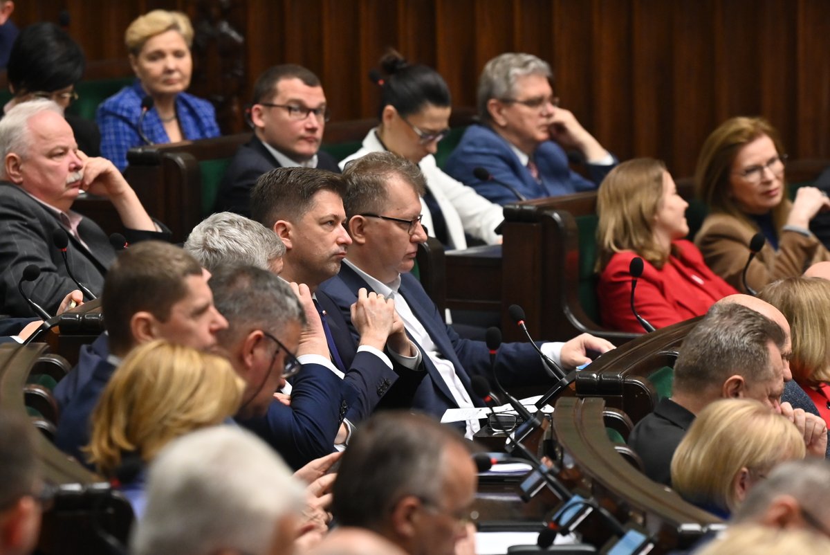 ❗️Kolejna grupa zawodowa z szansą na podwyżki. Sejm uchwalił nowelizację ustawy o pomocy społecznej, która pozwoli na dofinansowanie przez rząd wynagrodzeń pracowników pomocy społecznej. #Sejm🇵🇱