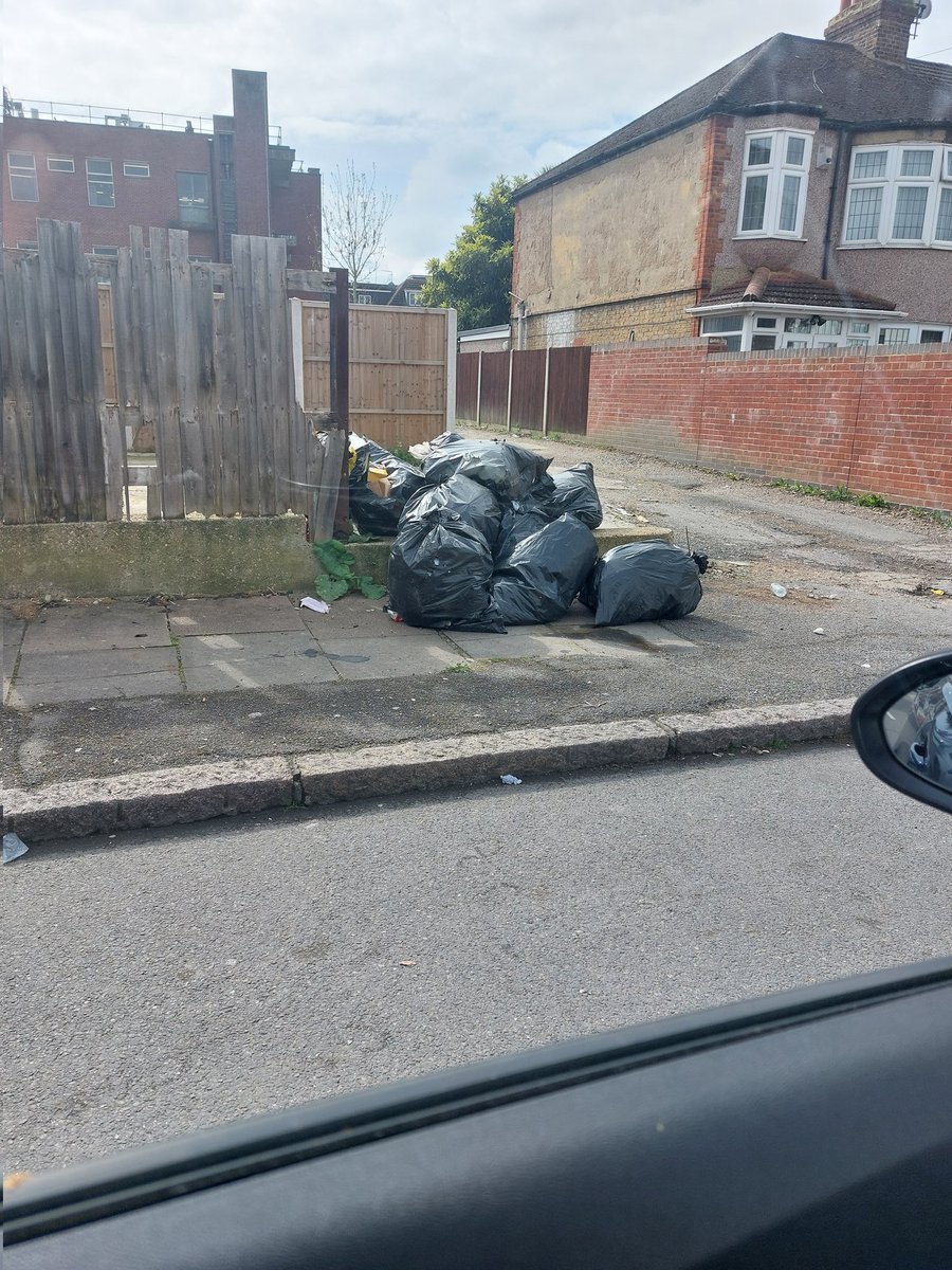 @Hillingdon 
Ferrers Ave UB7 7AA at 10:30am after refuse collection has been done
@CllrScottFarley
@CllrMSIslam