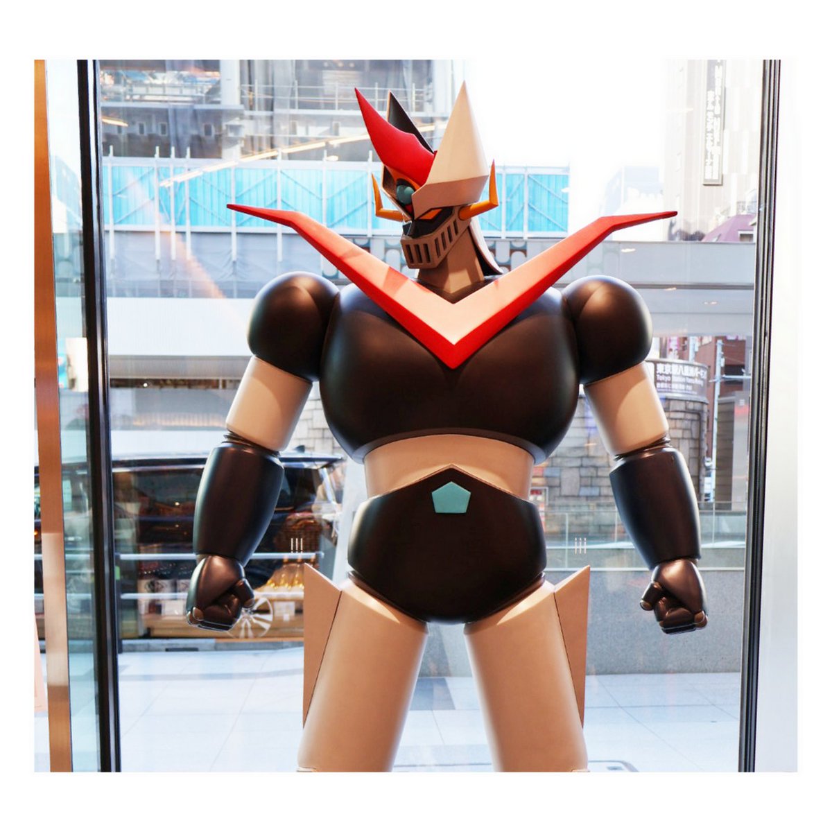 店舗入口付近には、「マジンガーZ」のフィギュア「グレートマジンガー