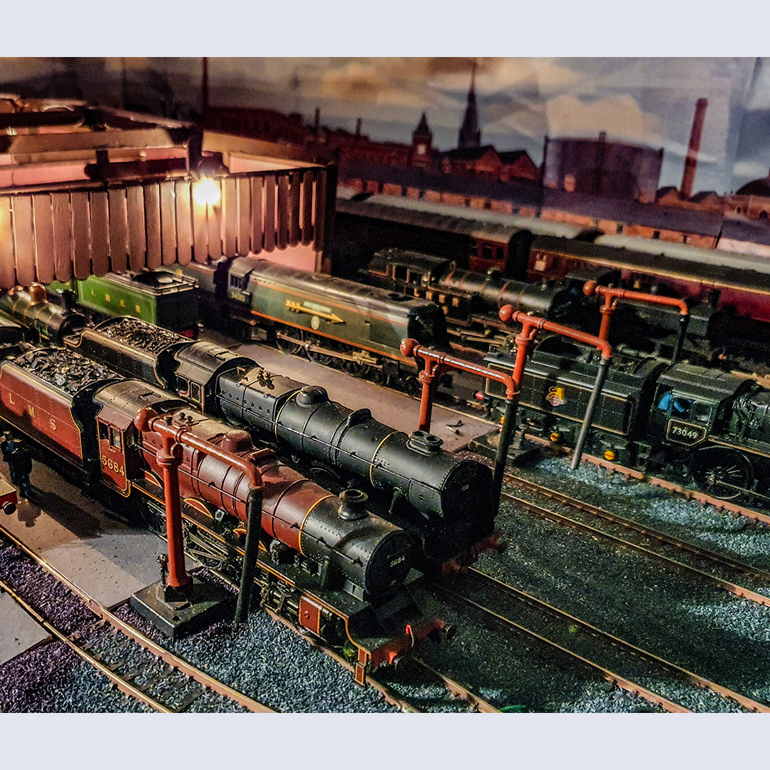 Wow! Check out today’s amazing #FeatureFriday by Simon!

Simon’s layout is packed with realistic details, with everything from its design to the figures included, each area tells a story. 
An incredible collection, what is your favourite locomotive on Simon’s layout? 👈

#Hornby