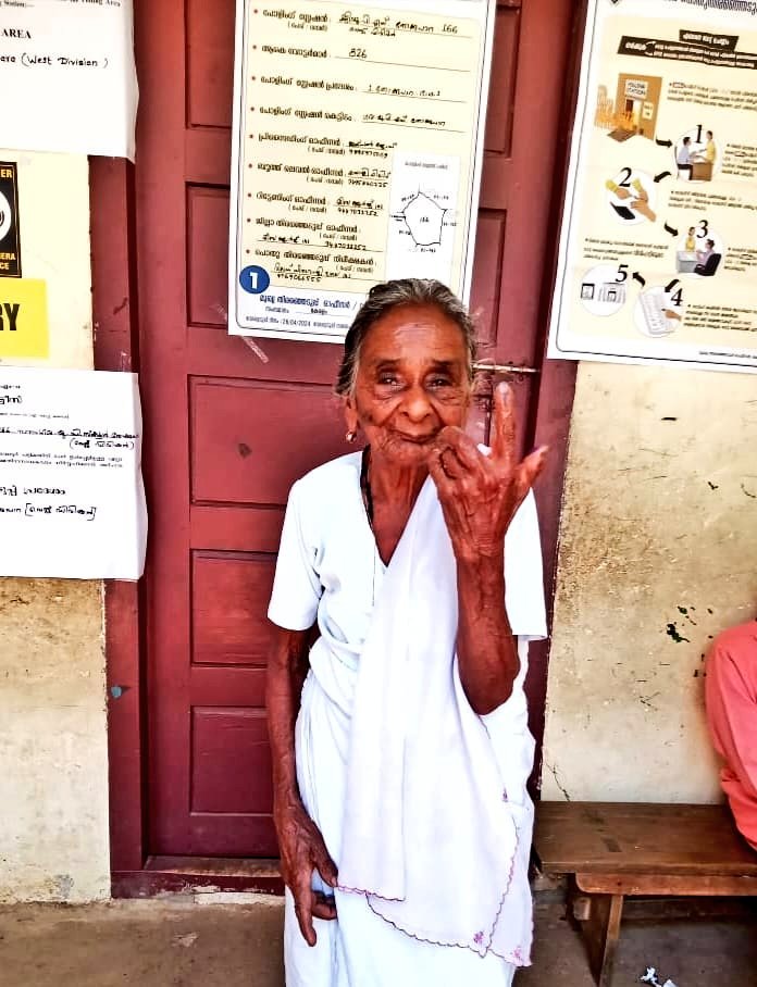 केरल की 99 वर्षीय थ्रेसियाकुट्टी ने शुक्रवार को इडुक्की संसदीय क्षेत्र के आदिमाली में सरकारी हाईस्कूल थोक्कुपारा में अपना वोट डाला। आपका वोट न डालने का क्या बहाना है ?? #Election2024