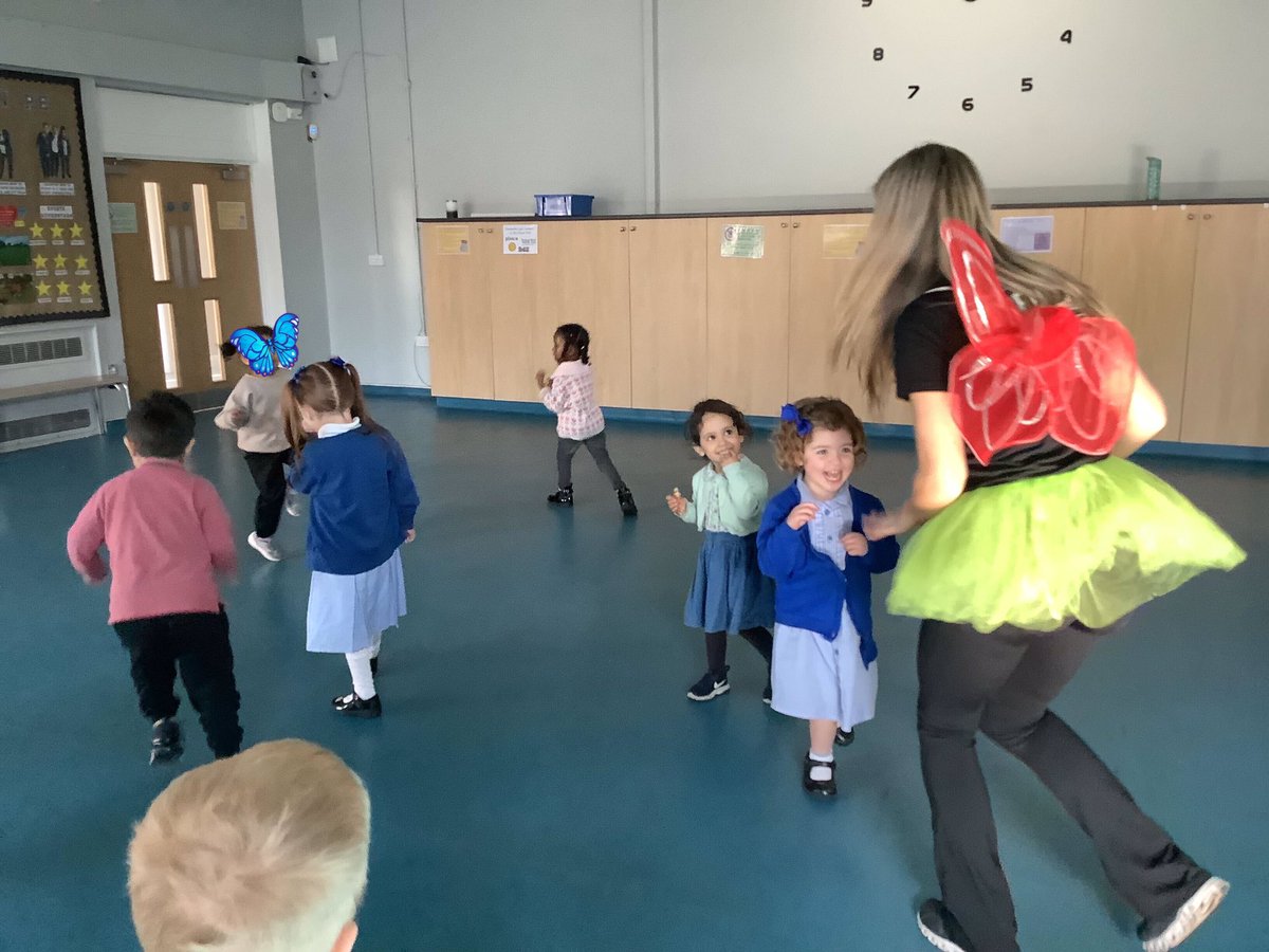 NurserySilas's tweet photo. Nursery went on an adventure with the Funky fairy on a fairytale adventure 🧚‍♂️ 🌳 👑 #dramasession #fairytaletime @stsilasschool @RainbowEduMAT https://t.co/ANnqwoWTms