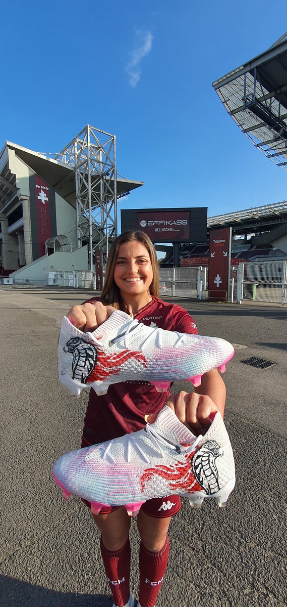 🔍 Chloé Zubieta, footballeuse du FC Metz, a reçu un p'tite paire de PUMA Future personnalisée. On y trouve un cobra, un clin d’œil à sa célébration.