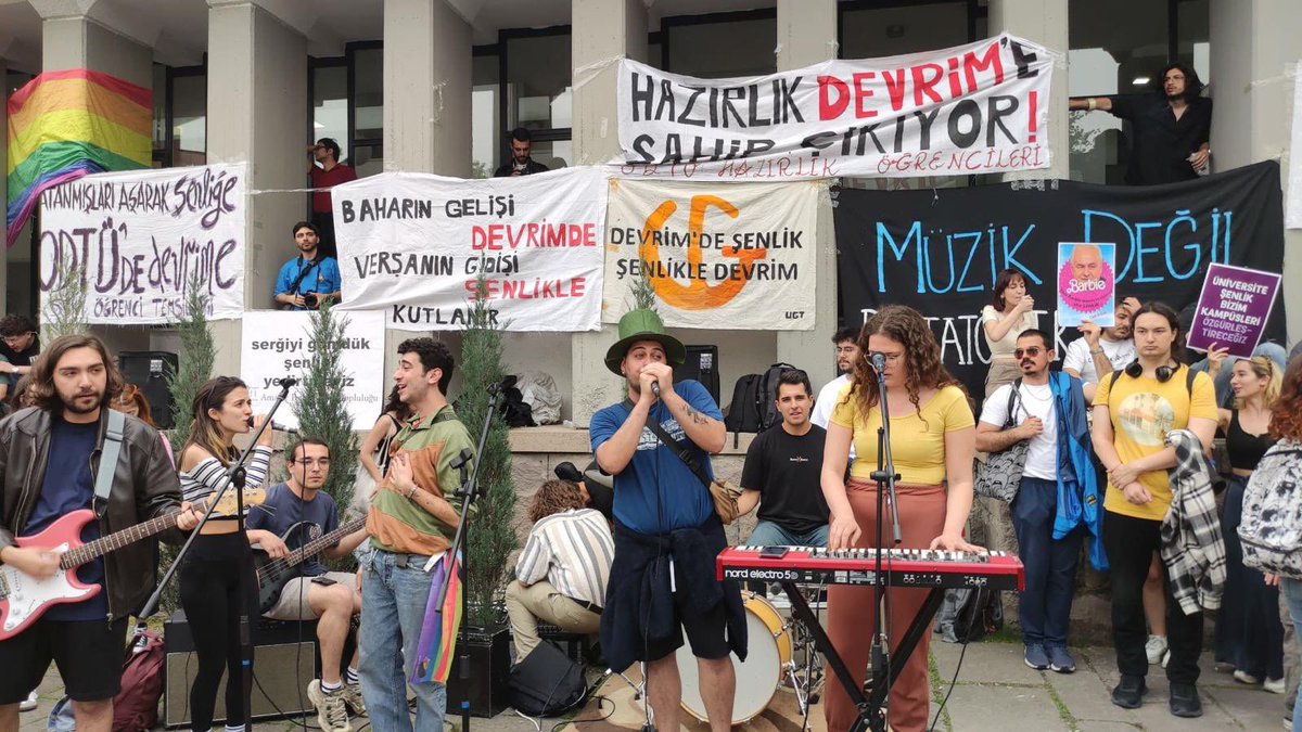 Solda: ABD’de üniversite öğrencileri Filistin’e özgürlük istedikleri için teker teker gözaltına alınırken

Sağda: ODTÜ’deki üniversite öğrencilerinin eylem gündemi

“Şenlikler Devrim Stadyumu’nda yapılsın”