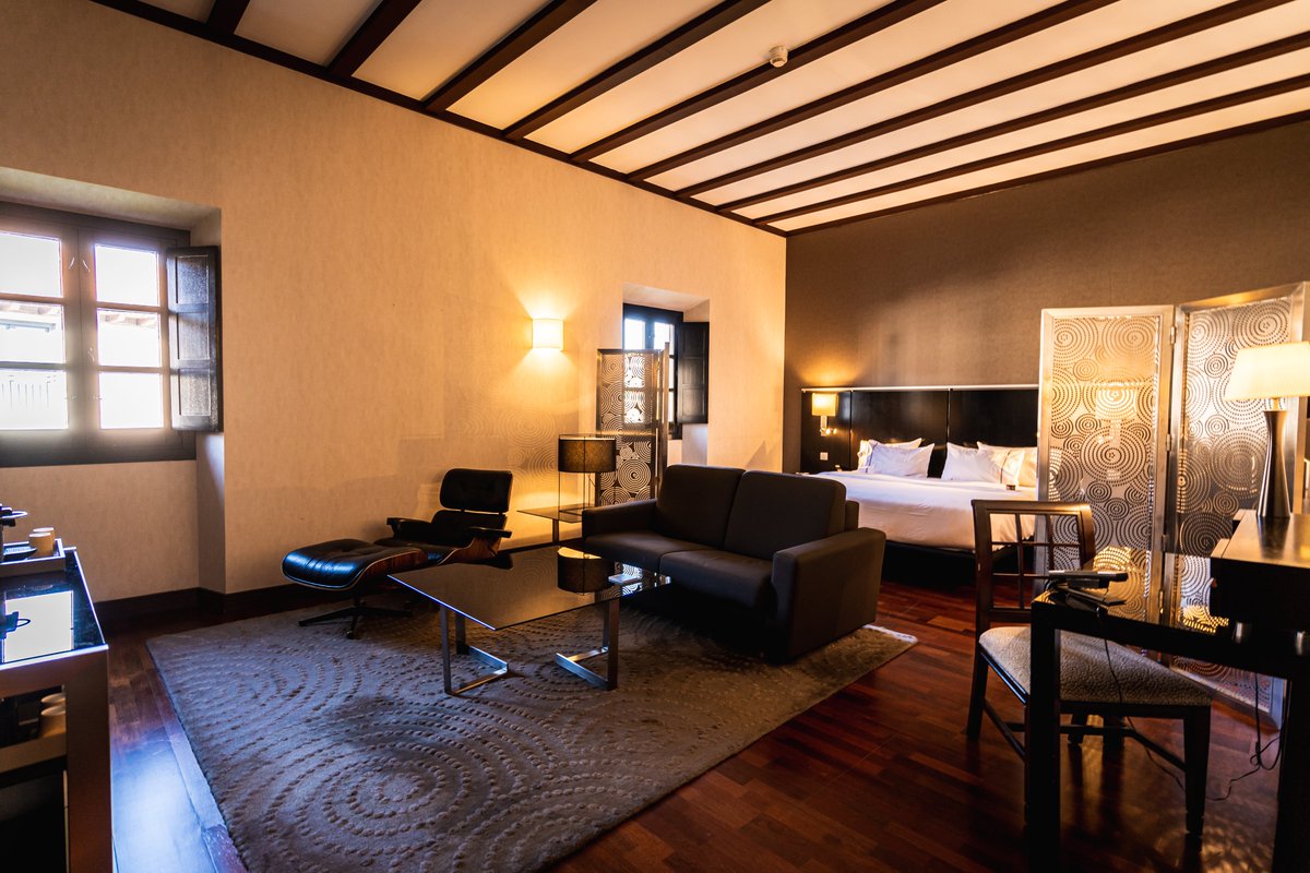 Cada una de las habitaciones de #PalacioDeSantaAna está cuidada buscando vuestro confort. Os esperamos a escasos minutos del centro de Valladolid ⭐

#ACHoteles #besthotels #hoteldesign #architecturedose #luxurytraveller @ac_hoteles #ThePerfectlyPreciseHotel #EnjoyYourStay