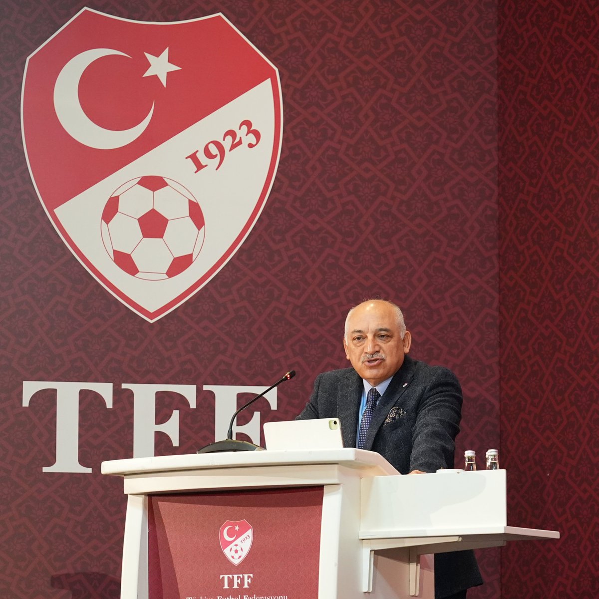 👔TFF Başkanı Mehmet Büyükekşi 🎙️'Lig bitsin, futbol ailesinin genel beklentilerine bakalım. Kim burada, kim değil netleşsin. Projelerimizi gerçekleştirmek için hala uygun koşullarımız var mı bakalım.' trtspor.com.tr/haber/futbol/t…