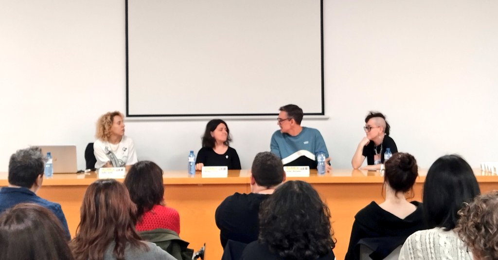 'Els autors de còmic al nostre país guanyen una mitjana de 1,78 euros l'hora' ⚰️ #BiblioCòmic Pd. @larosa_codina elogiant la tasca tan i tan necessària dels bibliobusos 🚌📚