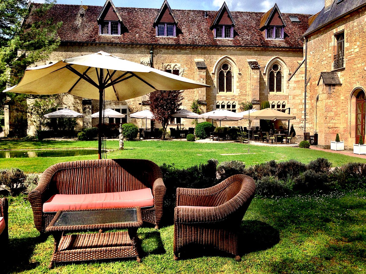 Flashback Friday: in the #Burgundy countryside.
hotel/restaurant L'Abbaye de la Bussière formerly a 12th century Cistercian abbey. #architecture #gothicarchitecture #relaischateaux #travel