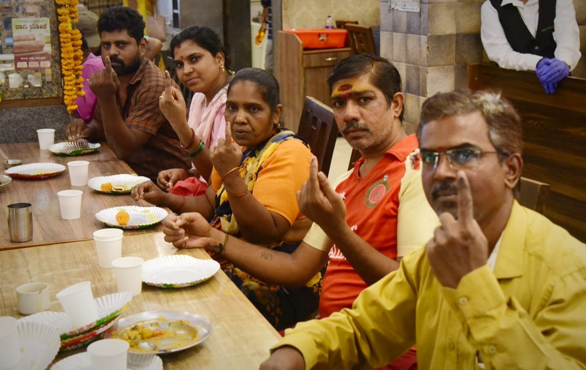 #ElectionsWithTOI | #Bengaluru hotels offer free dosas, laddus and watermelon juice on election day Details here 🔗 toi.in/dSWA-Z #LokSabhaElections2024