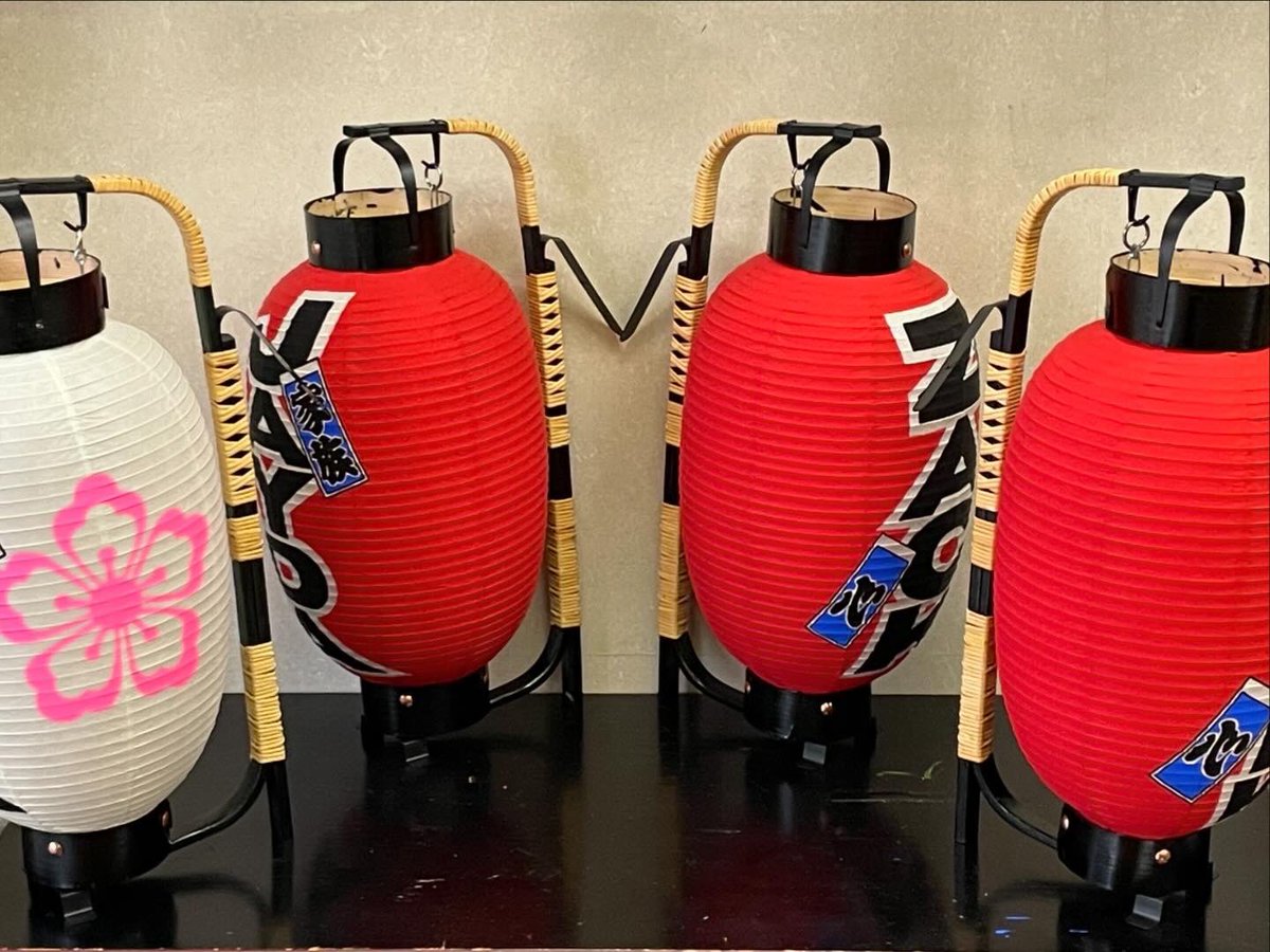 namidabashi_'s tweet photo. 🇺🇸アメリカ家族提灯🇺🇸
アメリカのお客様よりご注文いただき製作しました🏮
海外からの注文も可能です!
・御用型弓張提灯(φ21.5×47cm)【籐巻弓】
#伝統工芸品 #江戸手描提灯 #職人 #粋
#泪橋大嶋屋提灯店 #提灯
#手土産 #ギフト #プレゼント #家族 #心
#Japan #family #Heart #America
#chochin https://t.co/MAJjwcc2az