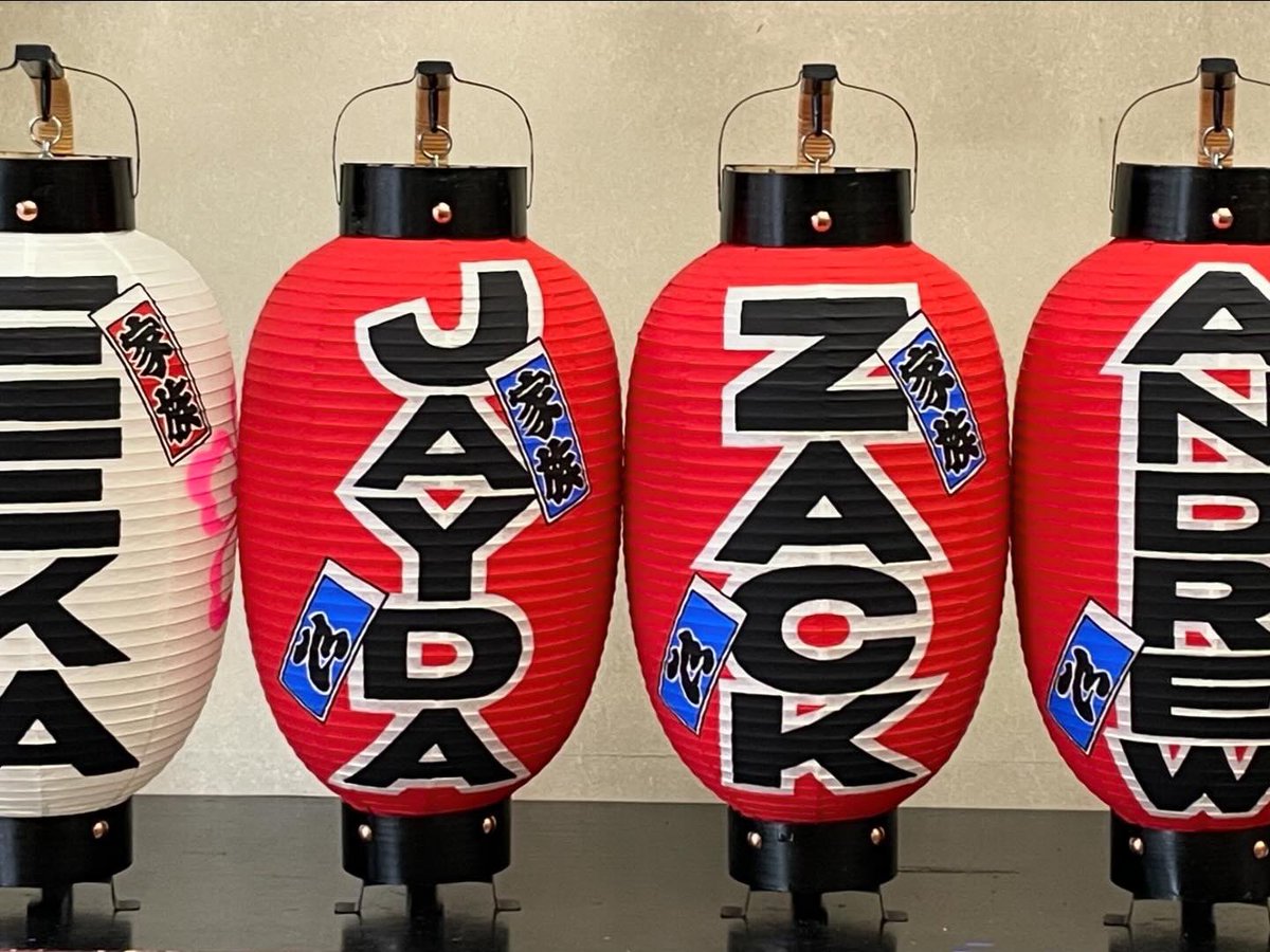 namidabashi_'s tweet photo. 🇺🇸アメリカ家族提灯🇺🇸
アメリカのお客様よりご注文いただき製作しました🏮
海外からの注文も可能です!
・御用型弓張提灯(φ21.5×47cm)【籐巻弓】
#伝統工芸品 #江戸手描提灯 #職人 #粋
#泪橋大嶋屋提灯店 #提灯
#手土産 #ギフト #プレゼント #家族 #心
#Japan #family #Heart #America
#chochin https://t.co/MAJjwcc2az