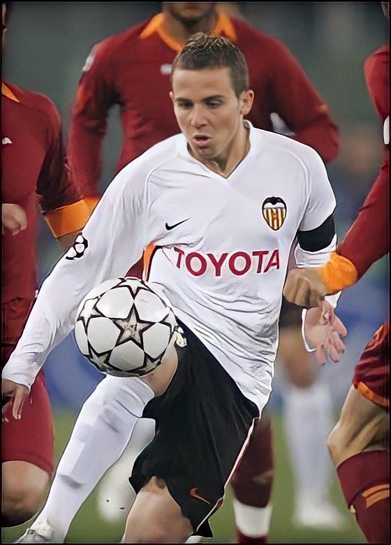 Hoy cumple 34 años Aarón Ñíguez Esclápez. Canterano del Valencia y hermano de Saúl Ñíguez, llegó a jugar 9 partidos con el primer equipo (3 oficiales) entre 2006 y 2010. Se retiró en septiembre de 2022 tras jugar en el Eldense.