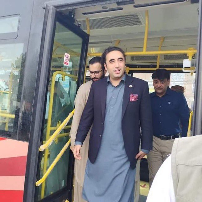 Chairman of the PPP and FM @BBhuttoZardari visited the project for intra-city transport, the People's Bus Service, which was initiated by the Sindh Government for the comfort of the people in Larkana. #KhidmatMainSabSayAagaySindh