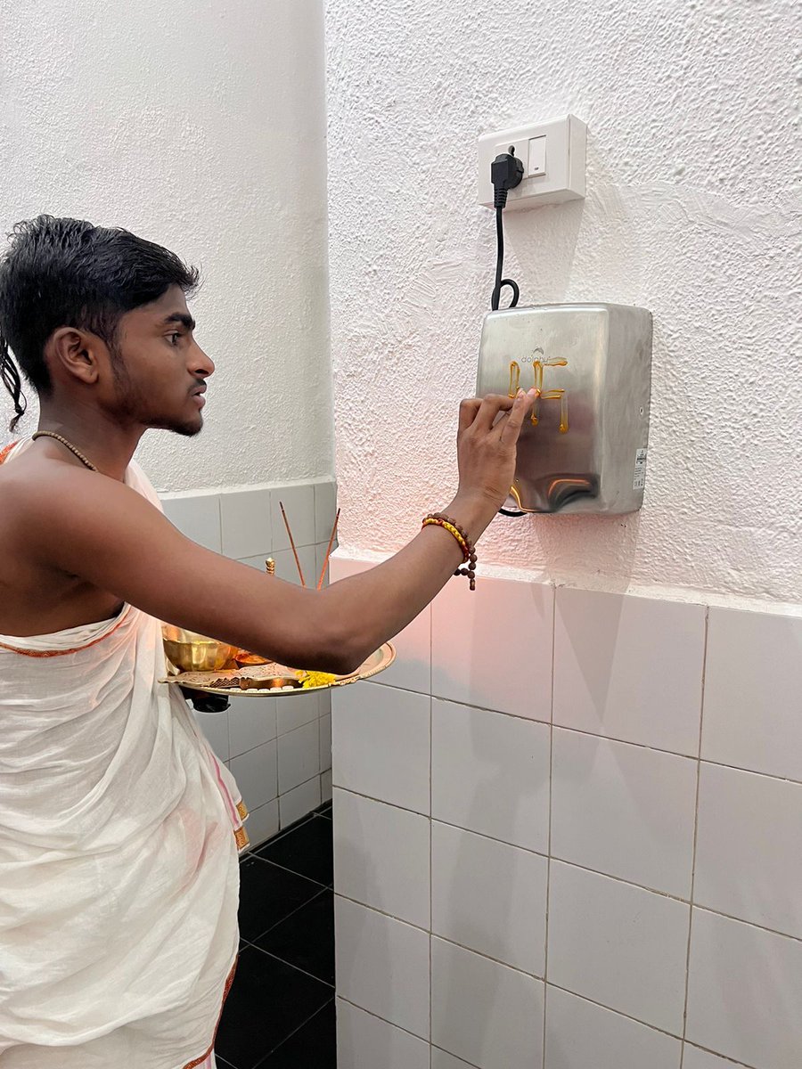 We are delighted to share that automatic hand dryers are being installed at all public washrooms in Chinmaya Vibhooti. The first was installed yesterday at Swagatam. We always operate any new machine or equipment by first invoking divine grace 

#ChinmayaVibhooti #Divinity #Seva