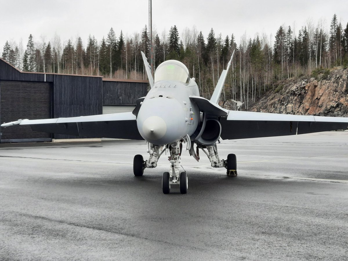 Siinä se on, Suomen ensimmäinen eläköityvä Hornet. Lentotunteja jäljellä huimat kaksi, joista toinen kuluu viimeisellä lennolla Pirkkalasta Halliin @FinnishAirForce #turpo