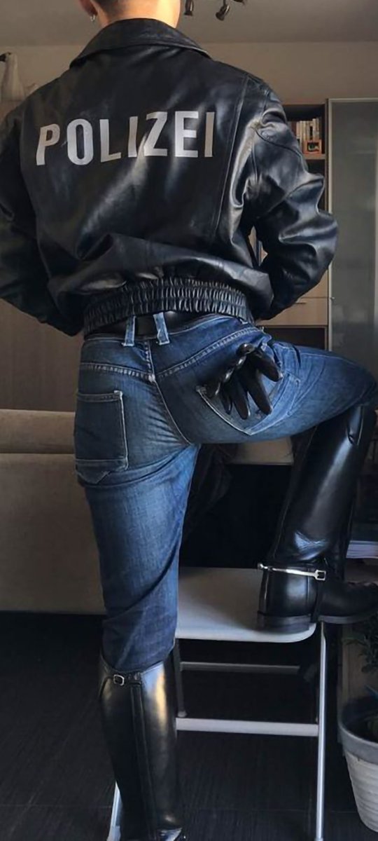 MarsMatze's tweet photo. HOT POLICE OUTFIT https://t.co/S8qhsxrTFj
