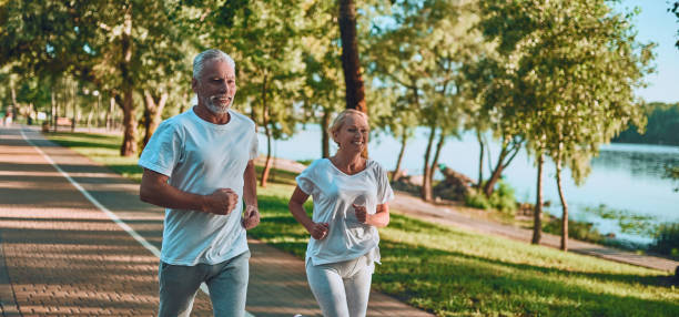Halten Sie Ihren Körper in Bewegung und Ihre Laune hoch! Tägliche Bewegungsübungen für Senioren fördern nicht nur die körperliche Gesundheit, sondern verbessern auch die Stimmung und das Energieniveau.#SeniorFitness #HealthyAging #DietrichWieneckeHamburg