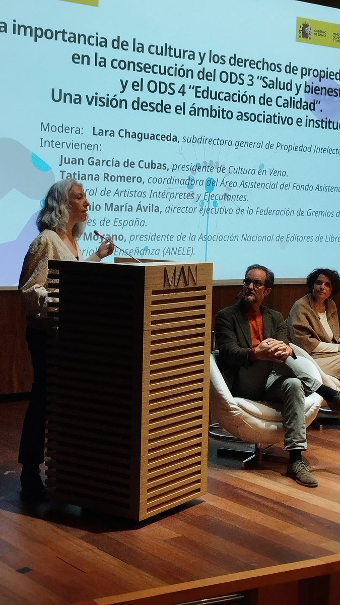 Jazmín Beirak, directora general de Derechos Culturales de @culturagob presenta a los participantes de la primera mesa redonda, en la que se va a tratar la sinergia entre la cultura con la salud y la educación y la relevancia de los DPI en la protección de las creaciones…