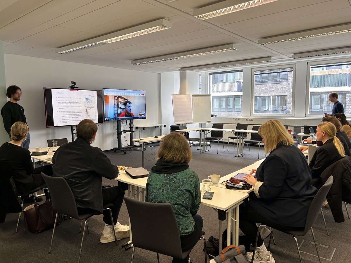 Every year, our PhD candidates @Hertie_PhD meet with each other and with faculty members to share updates on their research. The aim: fresh perspectives and collaboration across disciplines! They were joined by @kaiwegrich1 @ARGohdes @LionHirth @philippdarius @JaninaPetelczyc