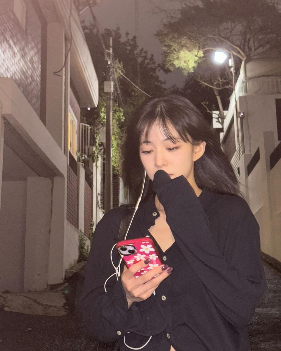 fromis_9 Chaeyoung shows modern and stylish charm with all-black outfit, highlighting her luxurious atmosphere in a recent SNS update kstarfashion.com/news/articleVi…