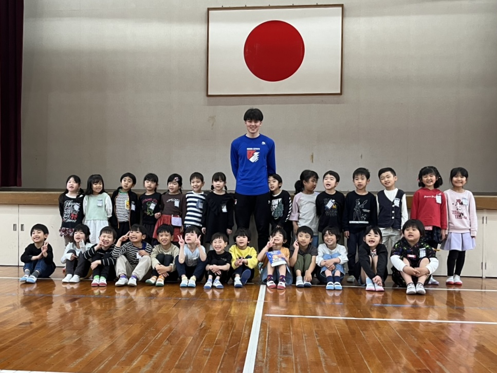 本日、ホームタウン活動の一環として新宮町立立花小学校の新小学校1年生へ自由帳を寄贈しに、#石井智大 選手が訪問しました。

寄贈後には子どもたちにバスケットの技を披露しました🏀1年生の皆様、ご入学おめでとうございます！
#ライジングゼファーフクオカ 
#RZFホームタウン活動