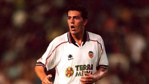 Hoy cumple 49 años Óscar García Junyent. Jugó 37 partidos con el Valencia CF en la temporada 1999-2000, con 7 goles y 2 asistencias. Fue campeón de la Supercopa de España y subcampeón de la Champions League.