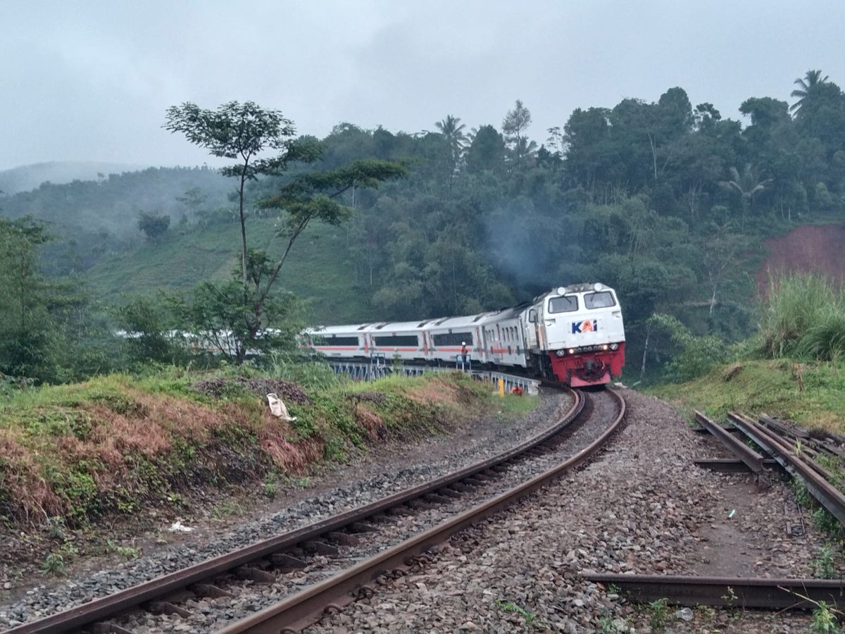 Jalur rel kereta api di petak jalan antara Stasiun Cilame - Sasaksaat Kab.Bandung Barat alami longsoran Jumat (26/4) pk.13.50 WIB. Petugas KAI langsung melakukan penanganan & pembersihan rel dari material longsor. Pada pukul 15.32,jalur sudah bisa dilalui. #BeritaSonora